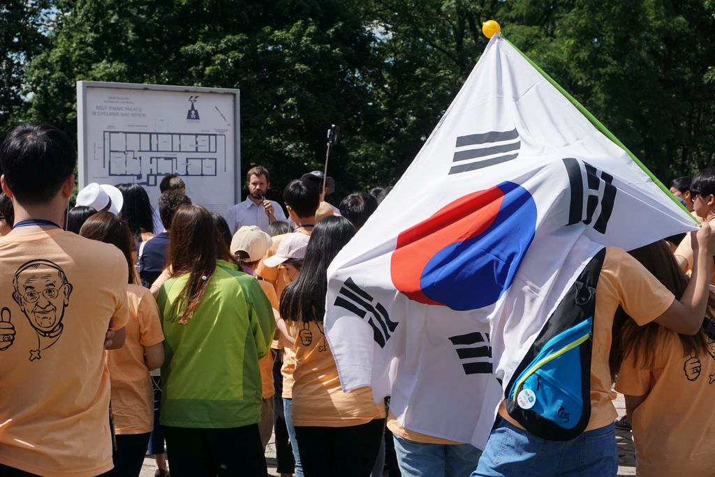 Swiatowe Dni Młodzieży - Młodzież z Korei Południowej i pielgrzymi z Sieradzkiej Parafii w byłym Niemieckim obozie zagłady w Chełmnie