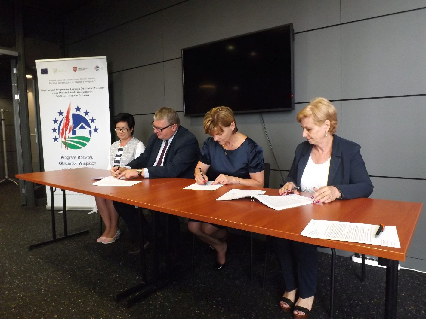 Podpisanie umowy na realizację zadania pn. Utworzenie miejsca rekreacji i przebudowa ścieżki Nordic Walking w miejscowości Borysławice