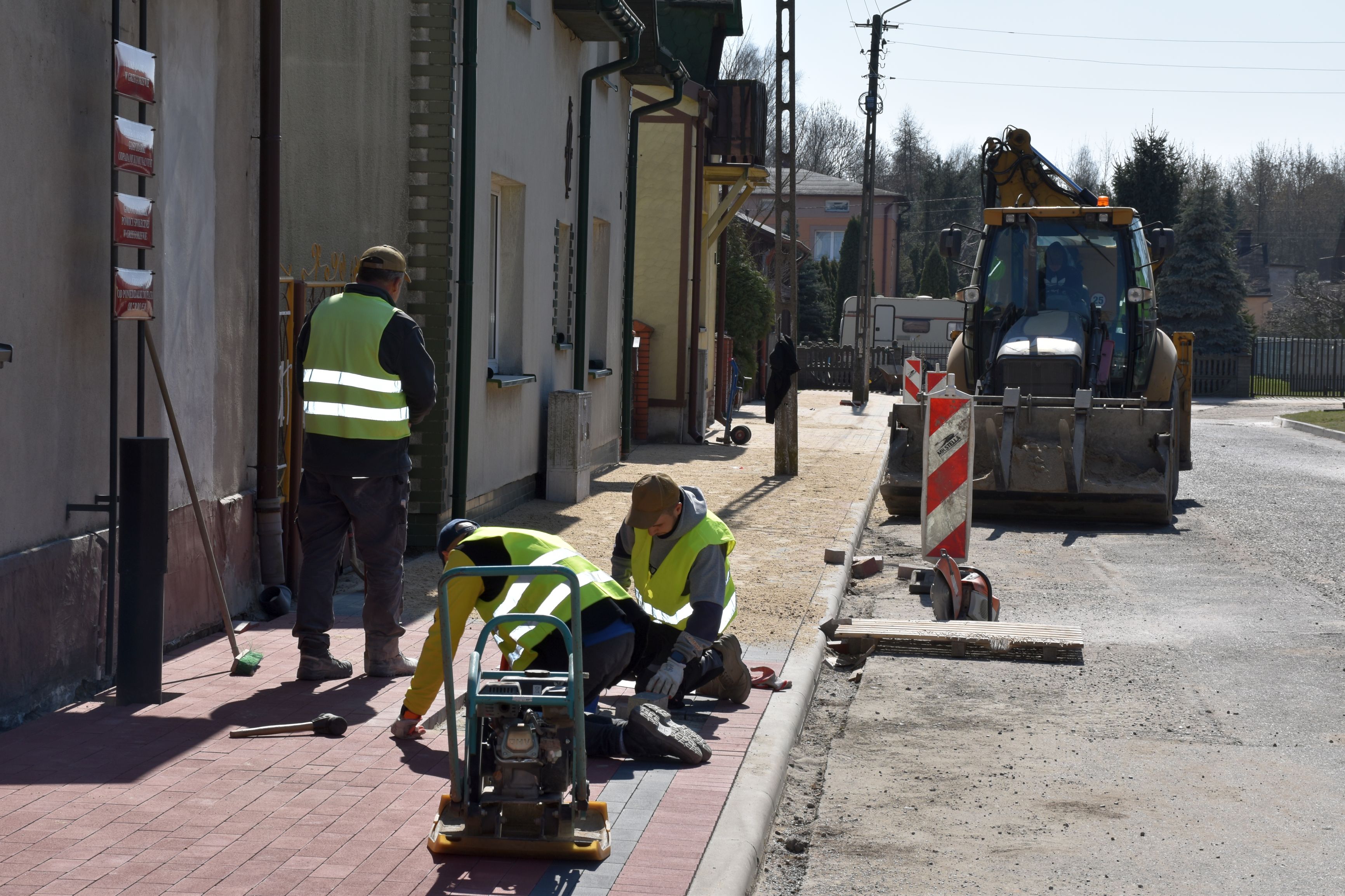 Budowa dróg i chodników - gmina Grzegorzew stała się wielkim placem budowy